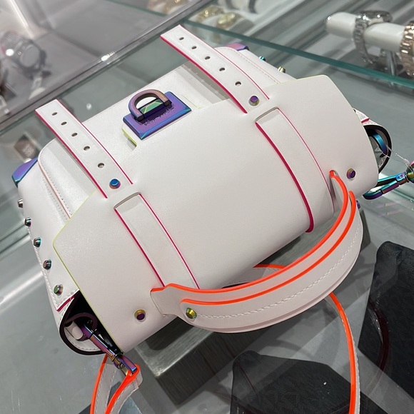 MICHAEL KORS
Manhattan Medium Contrast-Trim Leather Satchel
35H1TNCS8L
Optic Wht - Picture 13 of 16